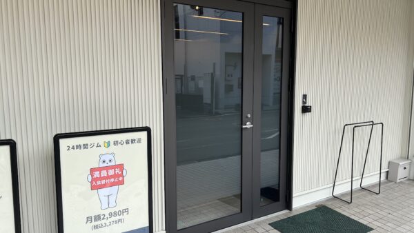出入り口ドアに遮熱フィルムを貼りました。