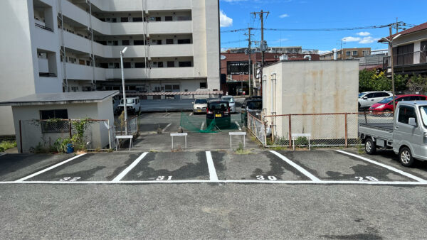 駐車場の白線ラインを引き直しました。